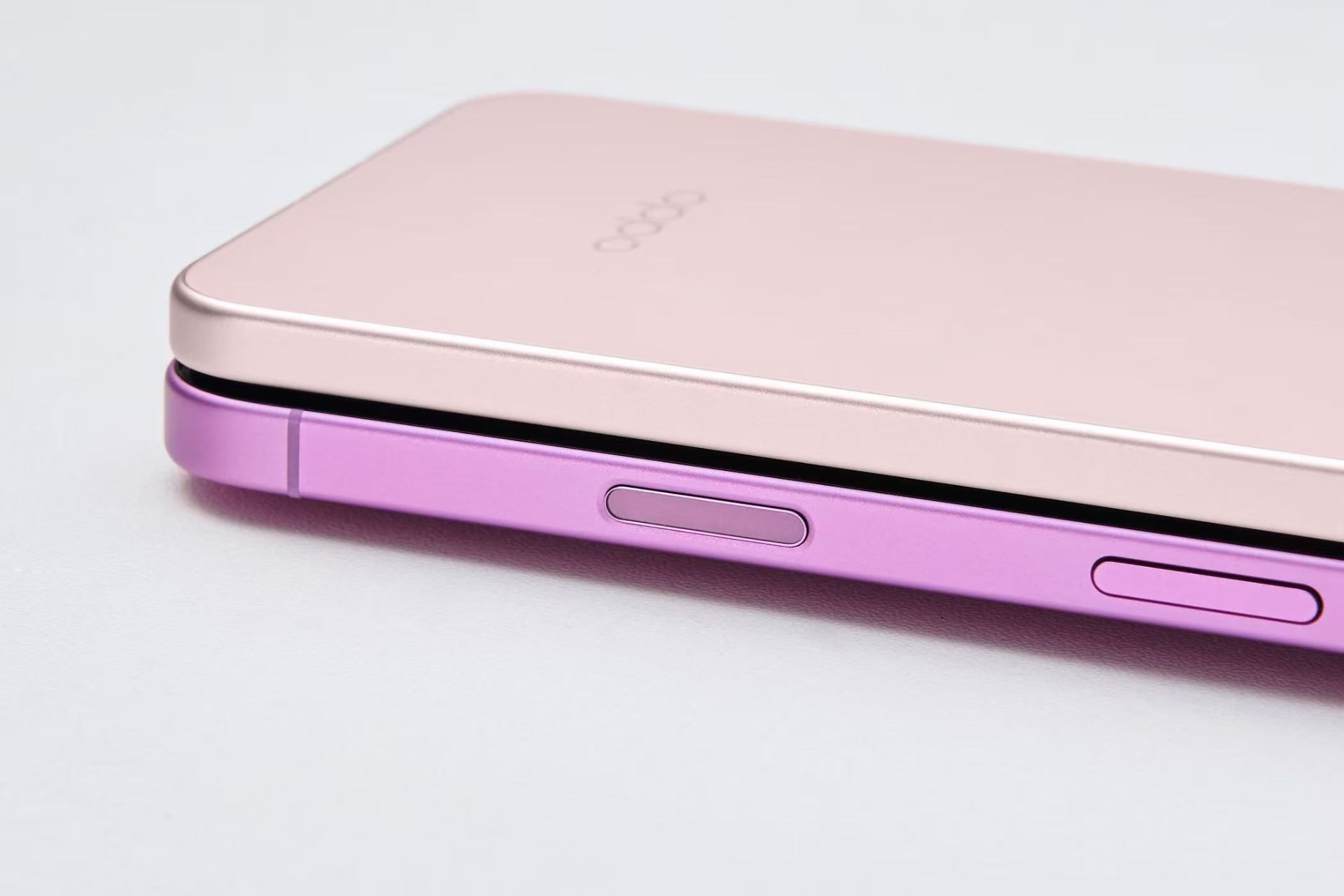 oppo-reno-13-back-panel-beside-iphone-16-2-6736d2cff9616c86fb4830ea فریم جانبی گوشی اوپو رینو ۱۳ در کنار آیفون ۱۶