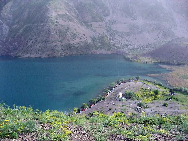 دریاچه گهر و پوشش گیاهی آن. منبع: ویکی مدیا؛ عکاس: حمید صوفی