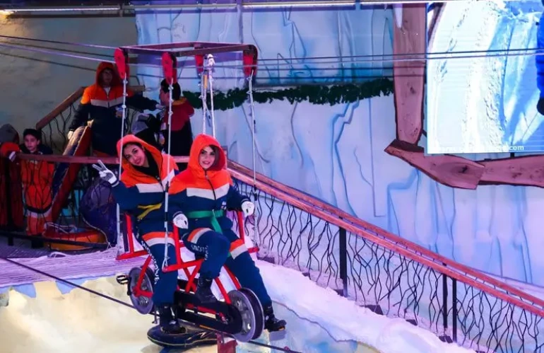 برج برفی مشهد؛ تجربه زمستان در دل تابستان 18 زیپ بایک و دوچرخه دربی